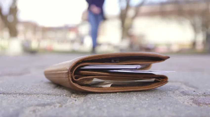 Qytetari nga Klina dorëzon në polici kuletën e gjetur me 1 mijë e 700 euro brenda
