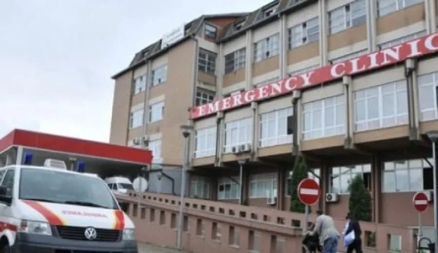 Vdes në QKUK një punëtor, pësoi lëndime të rënda në fabrikën e tullave në Gjakovë
