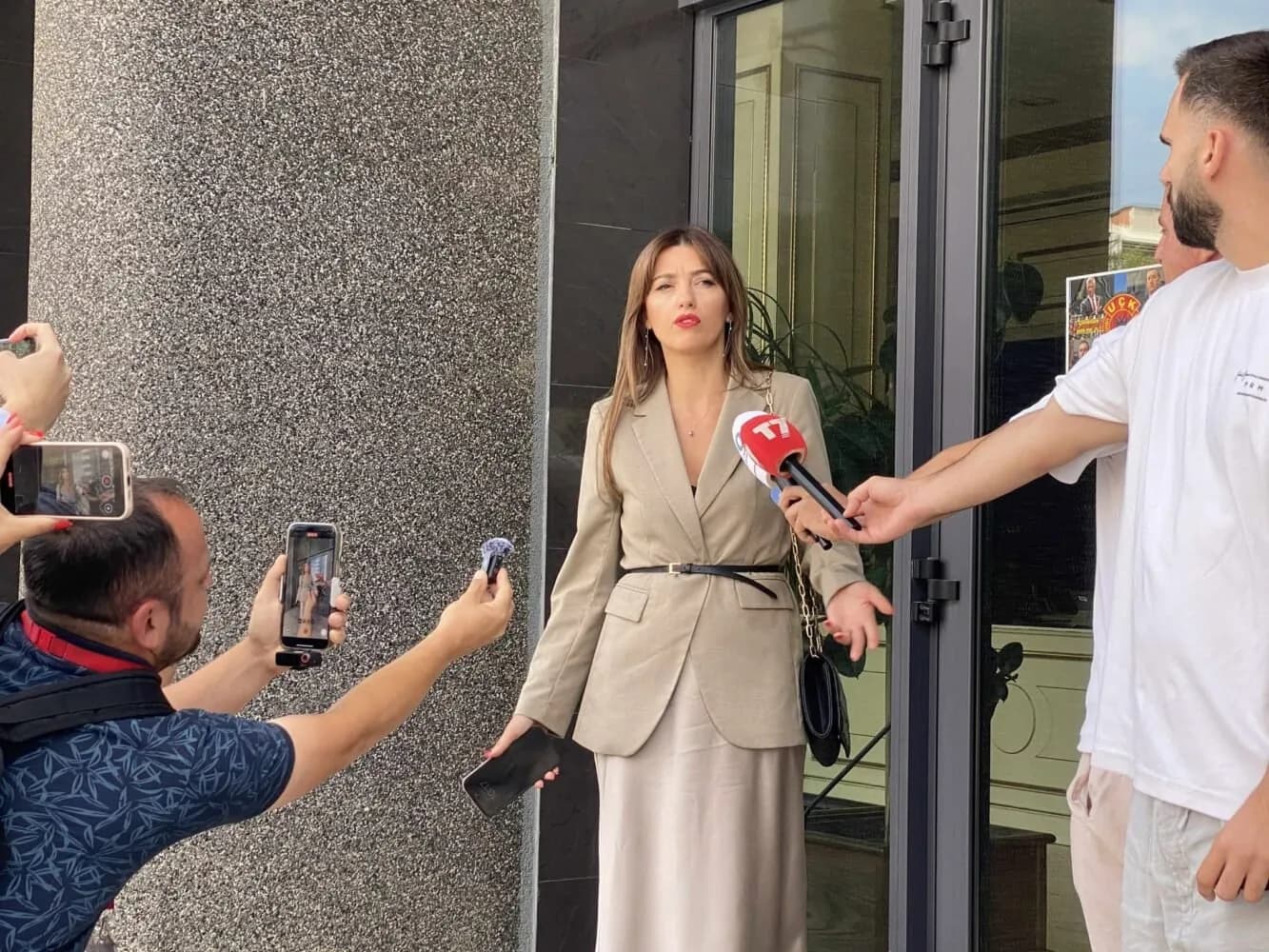 Ali Berisha nderon dëshmorët në përvjetorin e rënies së vëllezërve Zekaj dhe Ruzhdi Haxhijaj