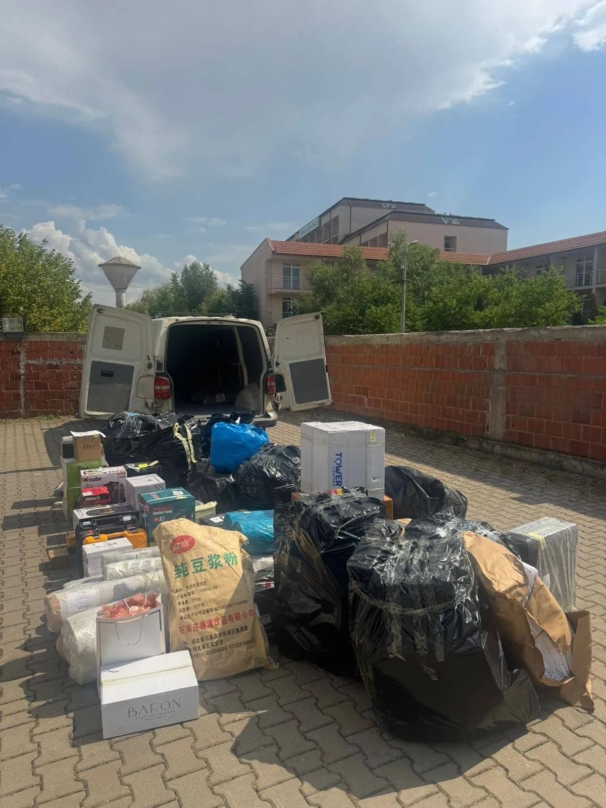 Anti-kontrabanda dhe zyrtarët e Doganës gjejnë armë e fishekë në një kamion në Vërmicë