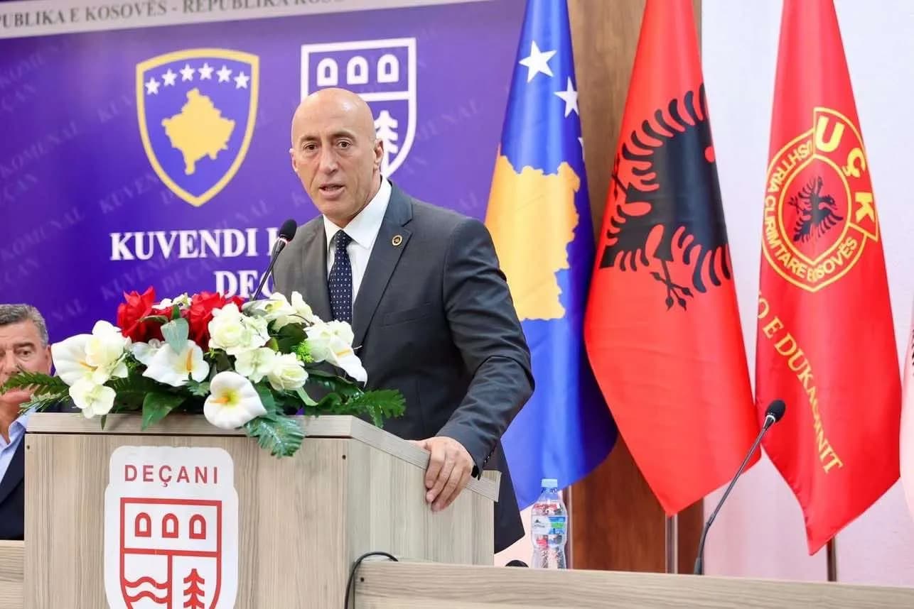 Besian Mustafa ironizon me Kurtin: Kush e shkelë Kushtetutën është super kriminel