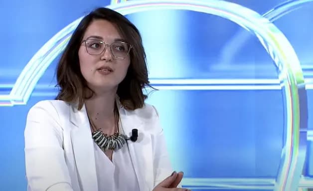 Deputetja e LVV-së tallet me gjatësinë e deputetes së PDK-së: Shuumë shuuumë e vogël