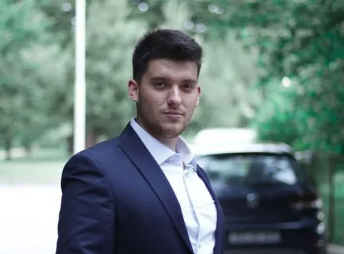 Sveçla: Hetim i plotë për çdo përfshirje të mundshme të Policisë në vrasjen e trefishtë në Gjilan