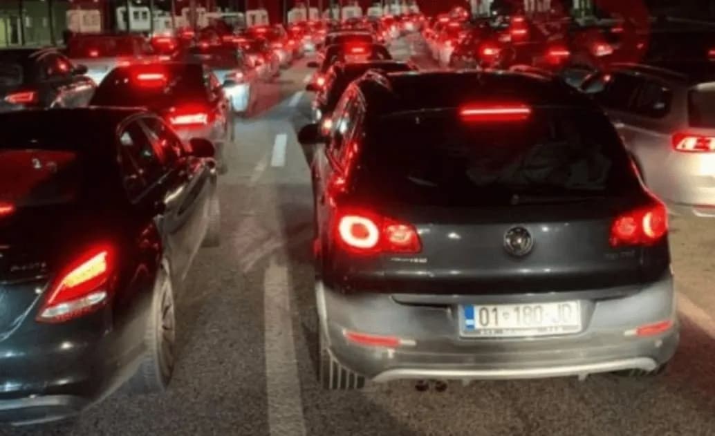 Thyhet rekordi në Merdare, deri në 5 orë pritje për të dalë nga Kosova