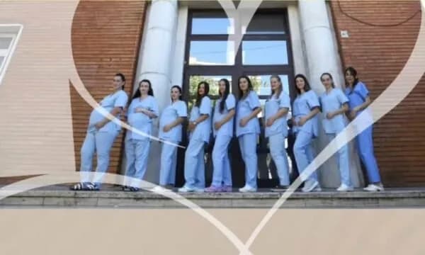 10 mami shqiptare në pritje të ëmbël në të njëjtën kohë