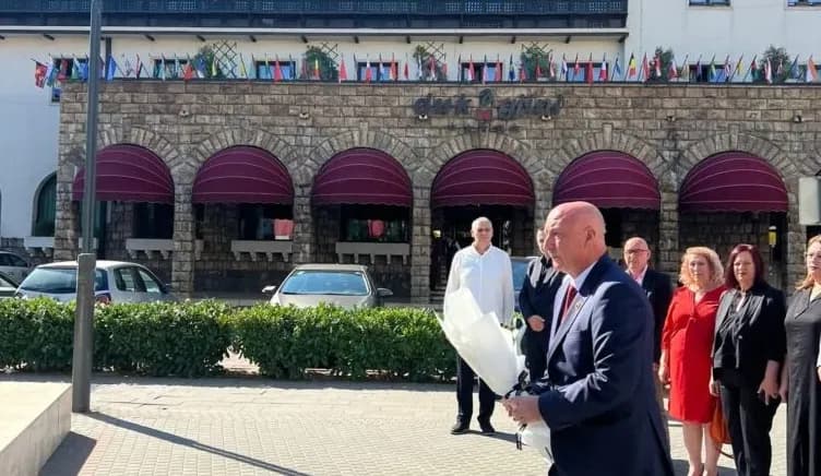 Ali Berisha nis fushatën me aksion simbolik: Pa gjakun e derdhur në Pejë nuk do të kishim fushatë as zgjedhje