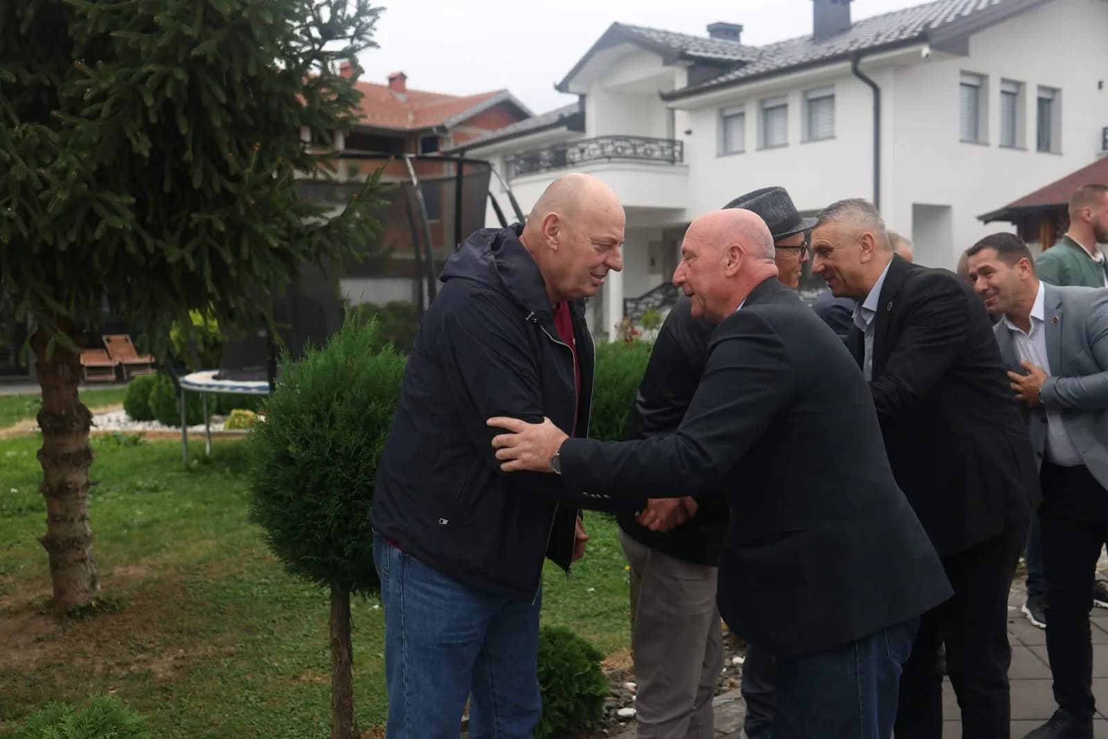 Ali Berisha pritet nga familja Çeku në Qyshk: Mbështetja e Gjeneralit Agim Çeku, motiv shtesë për rikthimin në Pejë