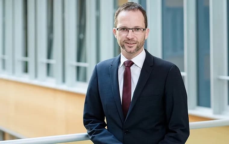 Ambasada gjermane: Vonesa në formimin e qeverisë rrezikon investimet dhe ekonominë e Kosovës