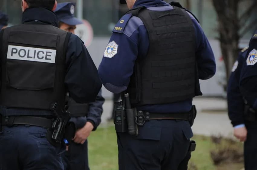 Arrestohet 31-vjeçari, dyshohet për vjedhje të pesë motoçikletave – i gjendet edhe marihuanë në banesë