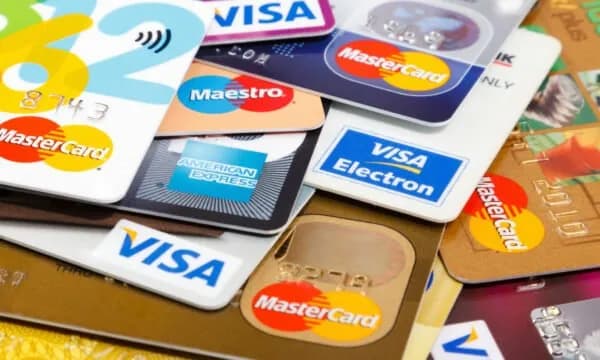 Arrestohet një 24-vjeçare për keqpërdorim të kartelave bankare, policia del me thirrje për mbrojtjen e të dhënave personale