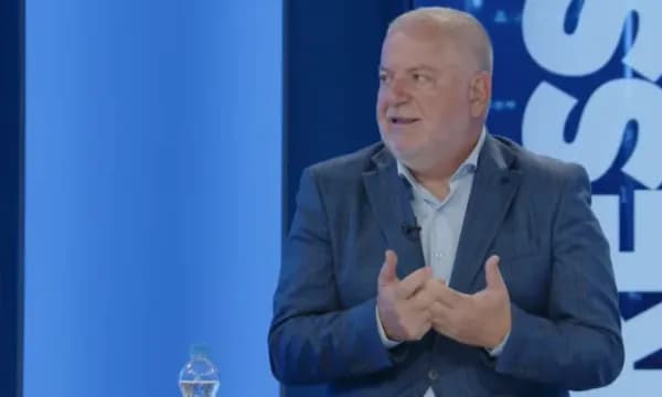 Baton Haxhiu: 25 vjet pasluftës Kurti po iu thotë ish-partive opozitare me mua ose me Listën Serbe