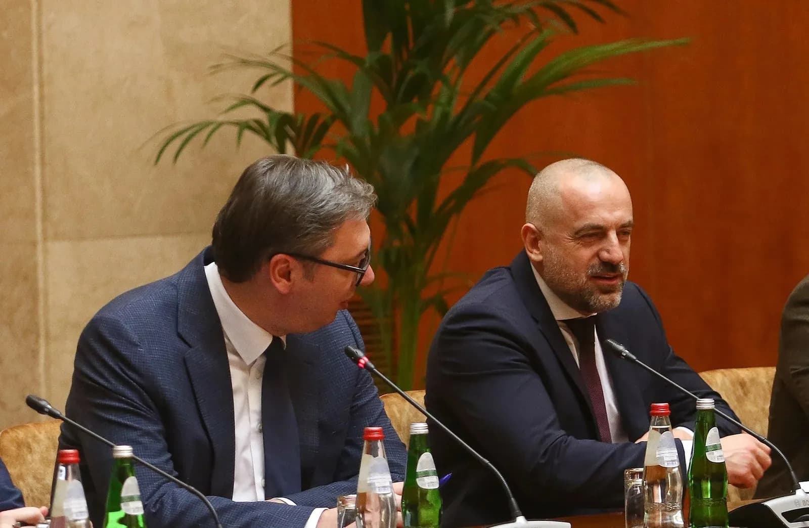 BE-ja e shqetësuar që autorët e Banjskës po shihen në protestat pro-regjimit në Serbi