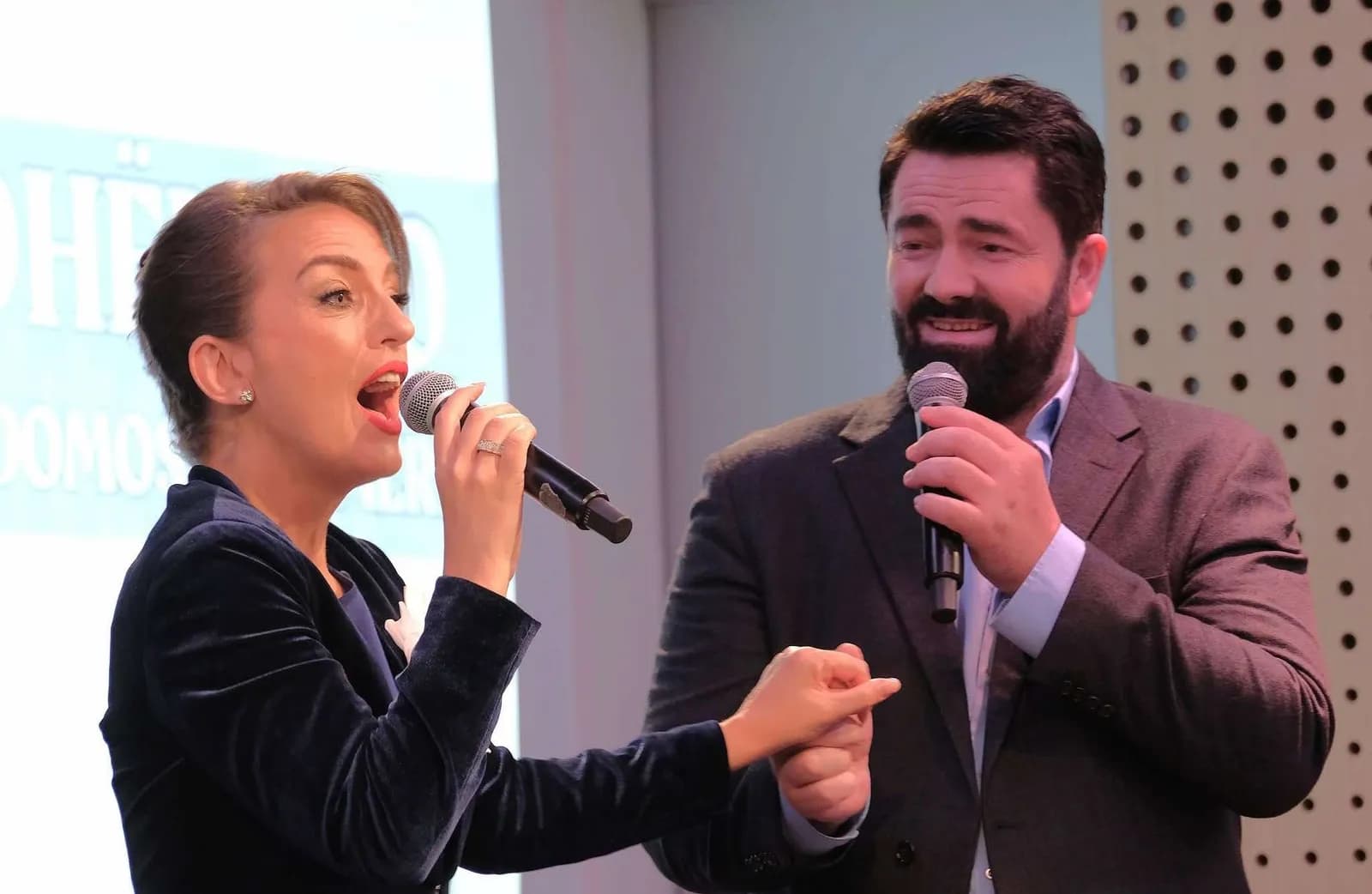 Besiana Mehmedi merr çmimin “Ambasador i paqes” në Tiranë