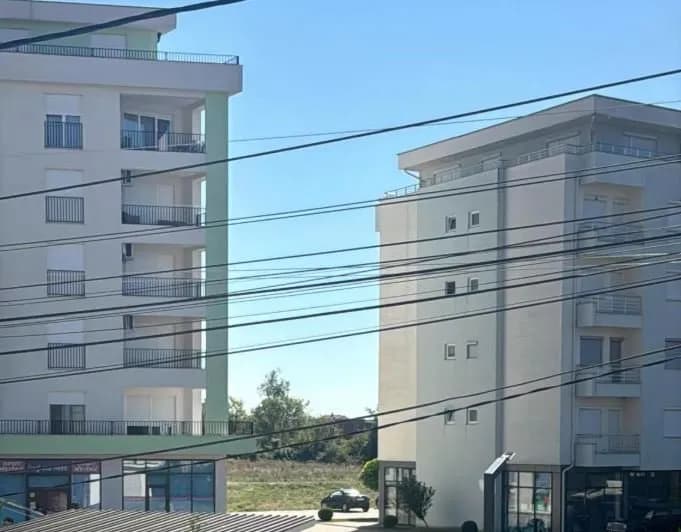 Bie nga lartësia e një ndërtese një person në Istog, humb jetën