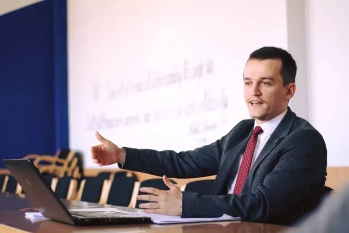 Cakolli: Renditja e Kosovës në të njëjtën listë me Rusinë e Kinën, mesazhi më i ashpër diplomatik nga ShBA’të