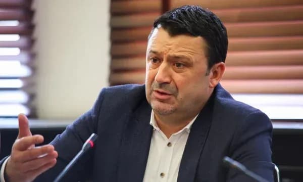 Demantohet Gola: Hajdar Beqa nuk abstenoi, por i propozoi vetë projektet për shkollën dhe urën në Gjakovë