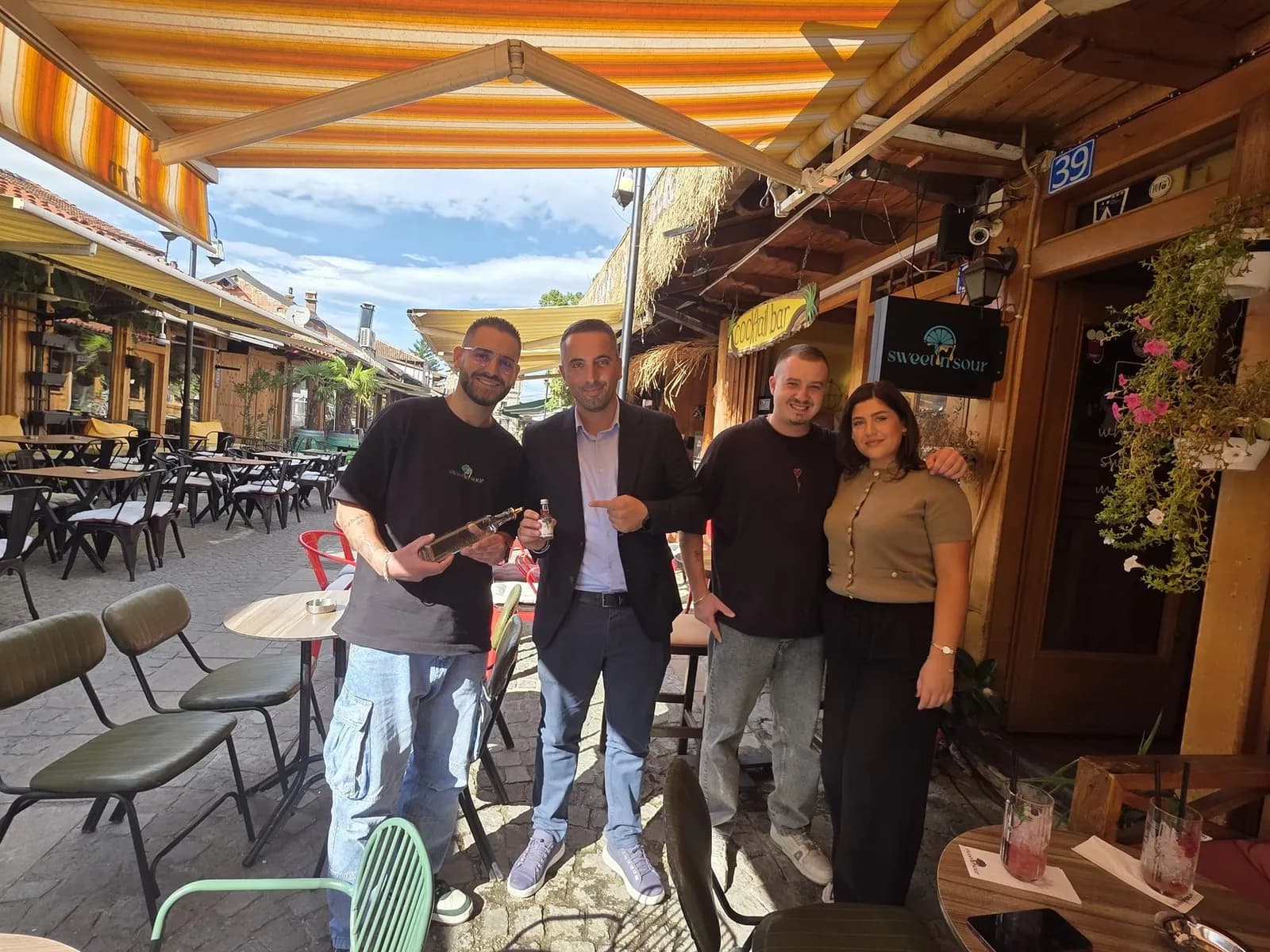 Ervin Shabani viziton “Sweet n’ Sour” në Qarshi të Vjetër: Të rinjtë kreativë, ambasadorë të Gjakovës