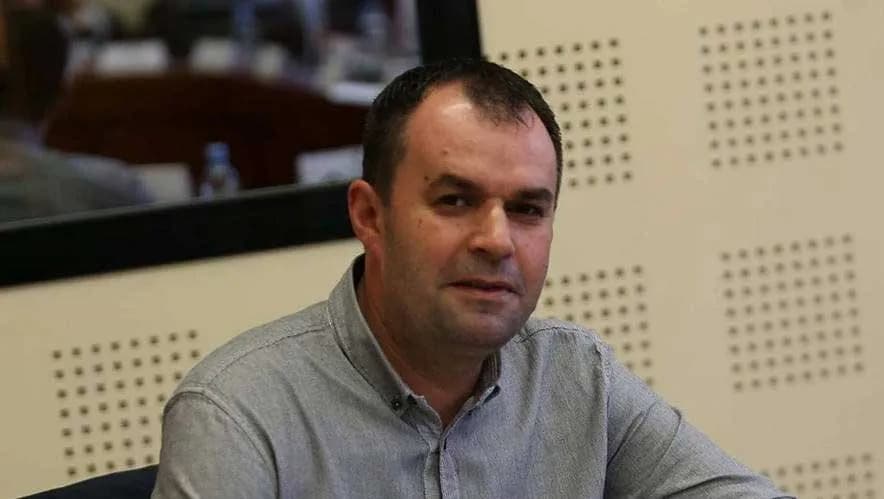 Gjest i madh: Momenti kur Shkumbin Demaliaj ndihmon artistin Leutrim Gervalla të ngjitet në skenë