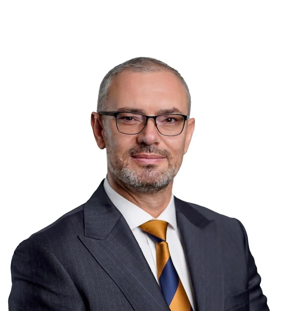 Gojart Bajrami hap rrugëtimin e tij si asambleist, djali i mjekut të njohur që kontriboi në masakrën e Reçakut