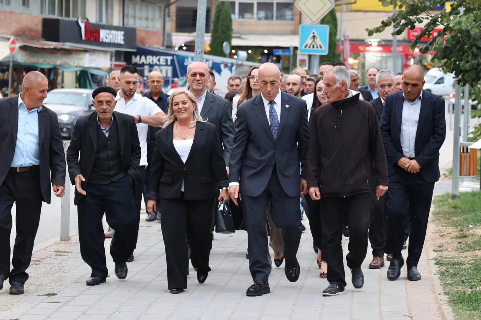 Haradinaj bashkë me kandidaten e AAK-së për kryetare, marrin pjesë në tubimin e partisë në Kaçanik: Koha për improvizime ka mbaruar