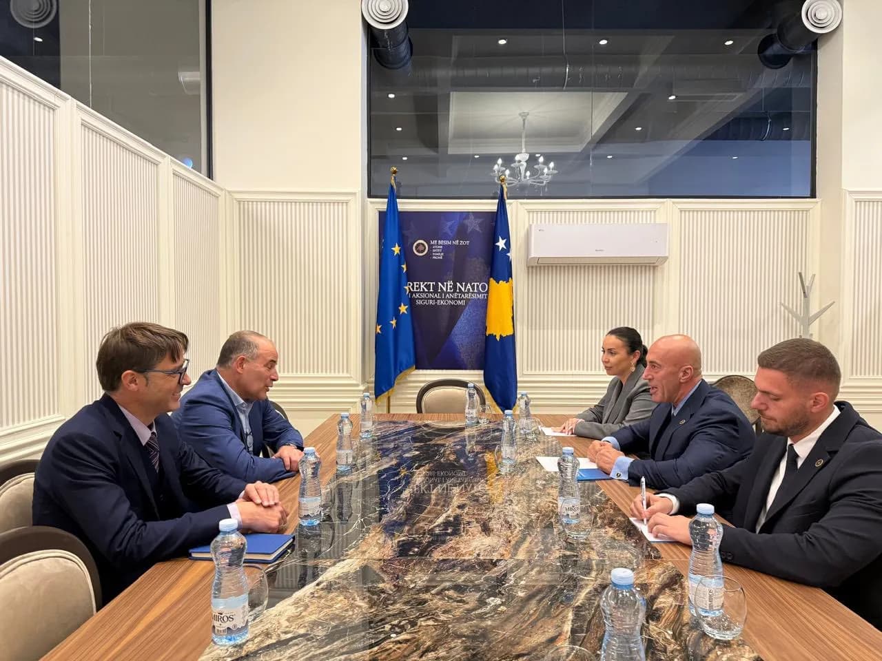 Haradinaj takohet me këshilltarin e BE-së: Të gatshëm të kontribuojmë për tejkalimin e bllokadës