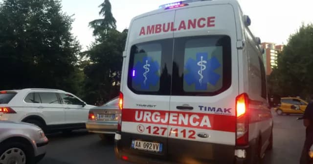Hëngrën karamele që i gjetën në rrugë, përfundojnë në spital tre fëmijë në Korçë
