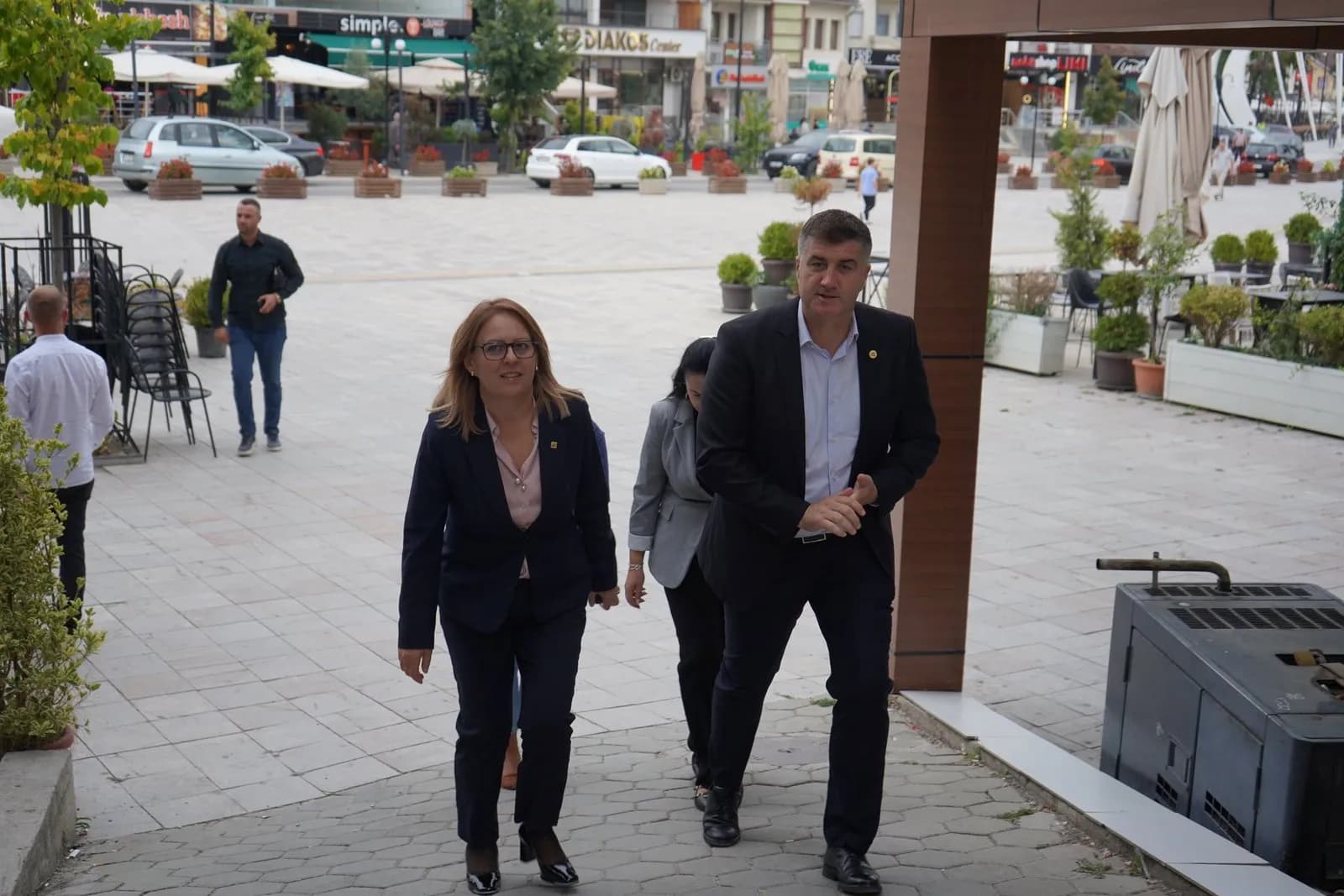 Hykmete Bajrami bashkë me Ardian Shalën zhvillojnë takime me gratë në Suharekë: Suhareka ka gra të guximshme e vizionare
