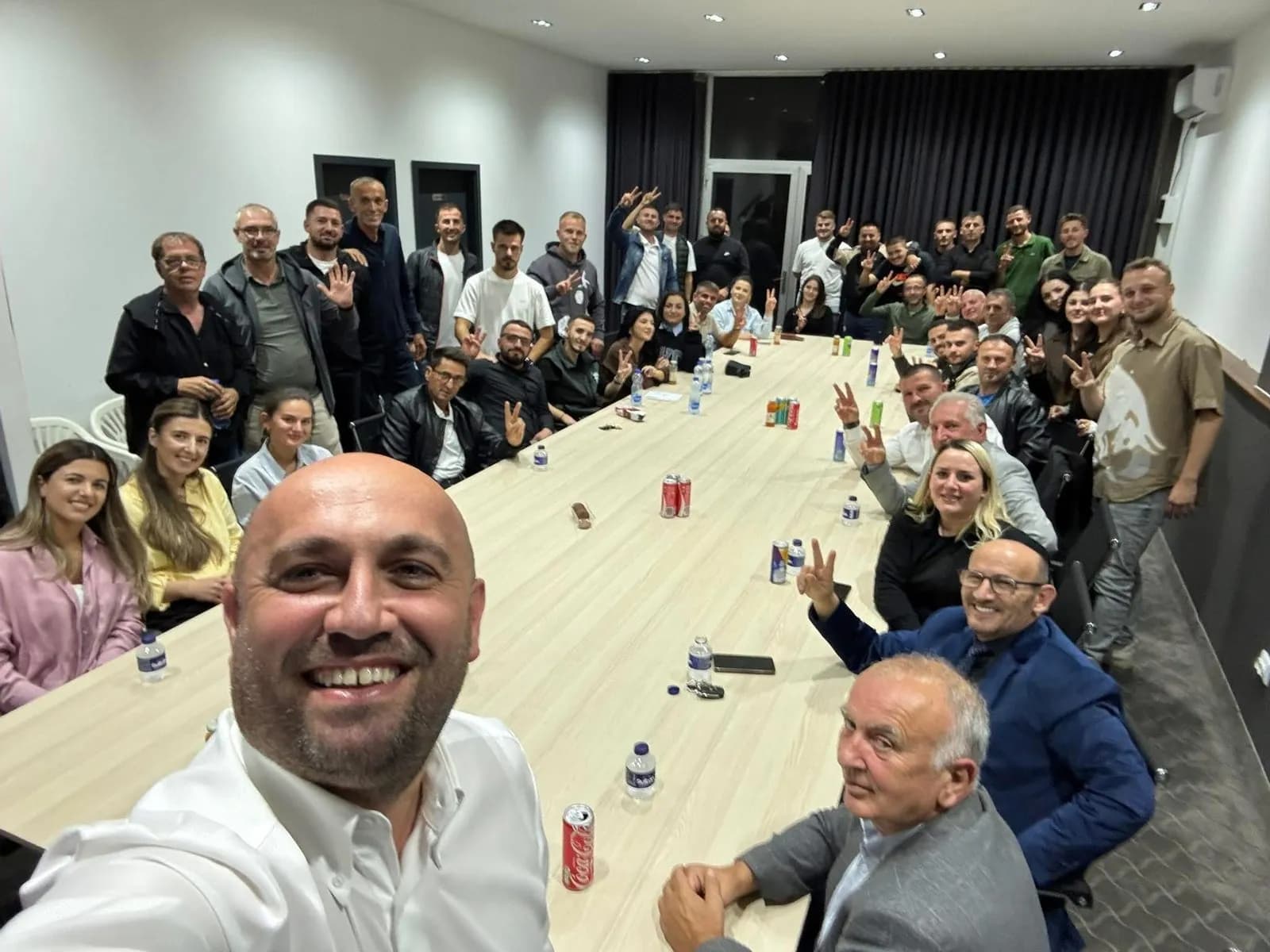 Kastriot Shabani i rrethuar me njerëz, shprehet i gatshëm për hapjen e fushatës