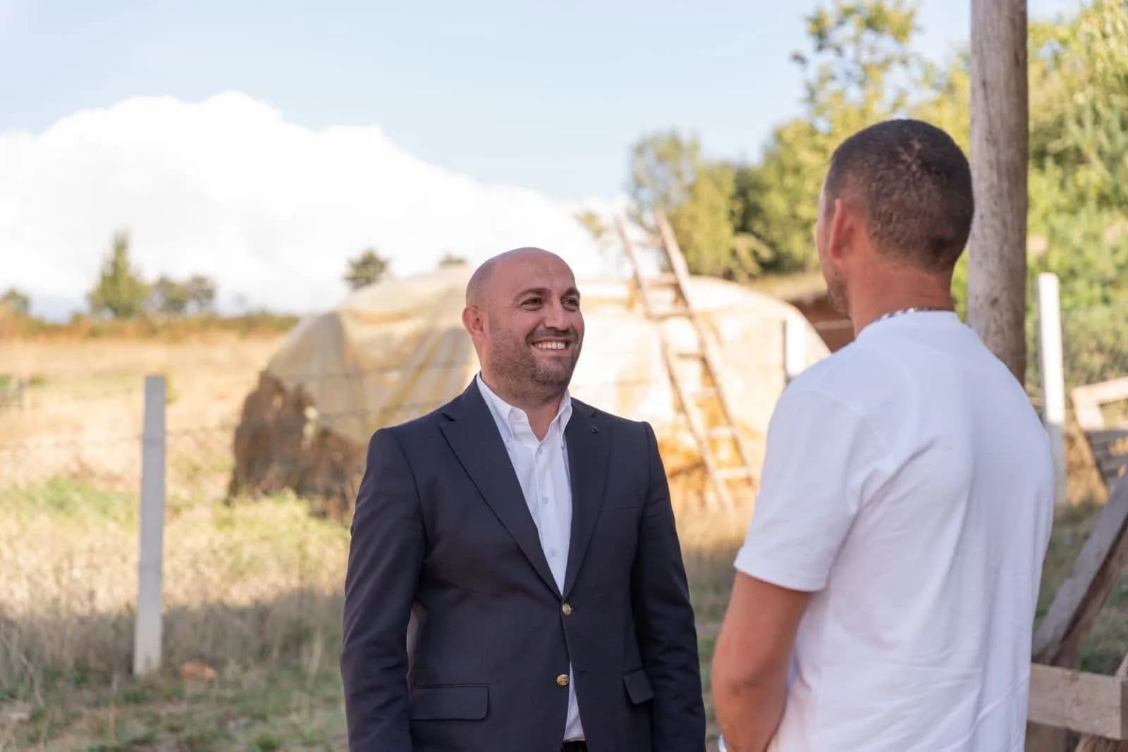 Kastriot Shabani nis ditën me një fermer: Telashet dhe problemet e bujqve drejt eleminimit me qeverisjen tonë