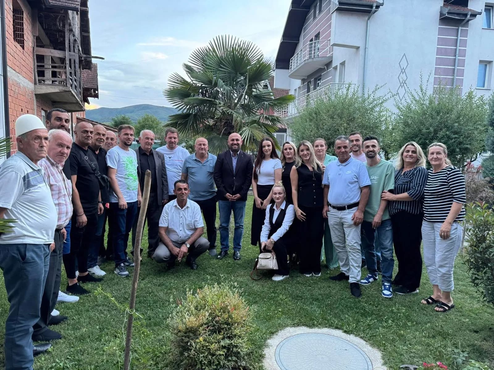 Kastriot Shabani takon familjen e asambleistes Vlora Xhema: Takimi me familjen e saj, ishte motivues