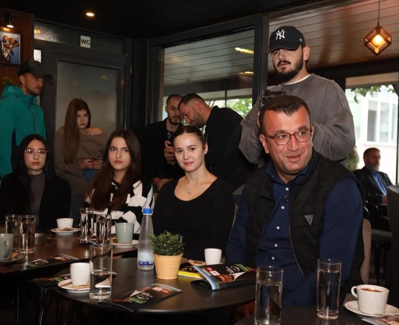 Kryetari i Istogut, Ilir Ferati, kafen e së shtunës e ndau me të rinjtë