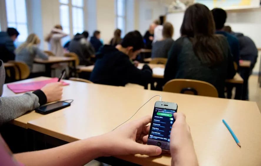 Ky vend evropian merr vendim që të hiqen telefonat në shkolla
