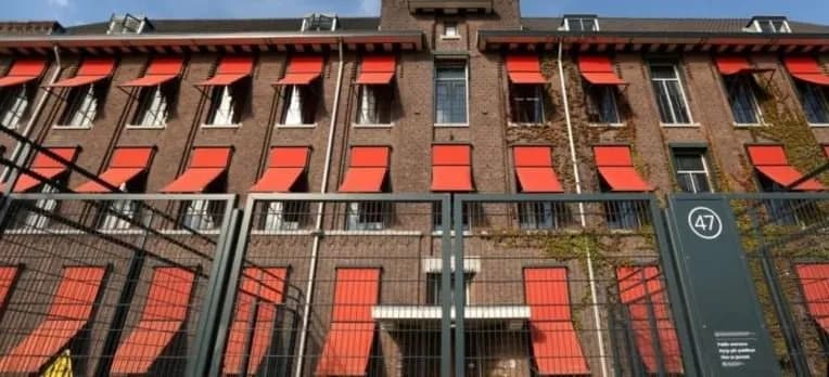 Mërgimtarët nisen nga Shtutgarti për t’iu bashkuar protestës në Hagë