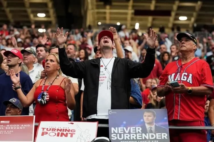Mijëra njerëz mblidhen për ta kujtuar Charlie Kirk, Trump do të mbajë fjalim