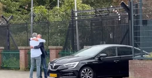 Momenti kur James Rubin largohet nga Gjykata Speciale, përqafohet me dikë dhe largohet me veturë