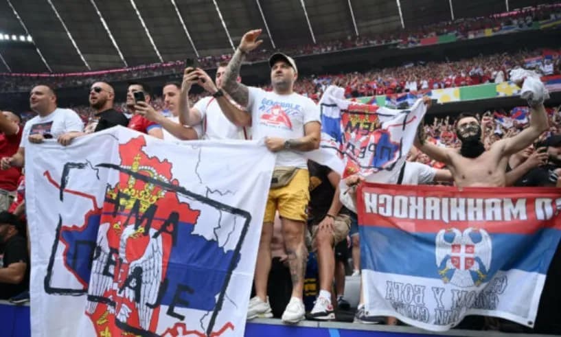 Ndeshja mes Serbisë dhe Shqipërsië pritet të luhet pa tifozë, pasi UEFA do ta dënojë federatën për thirrjet ”Kosova është Serbi