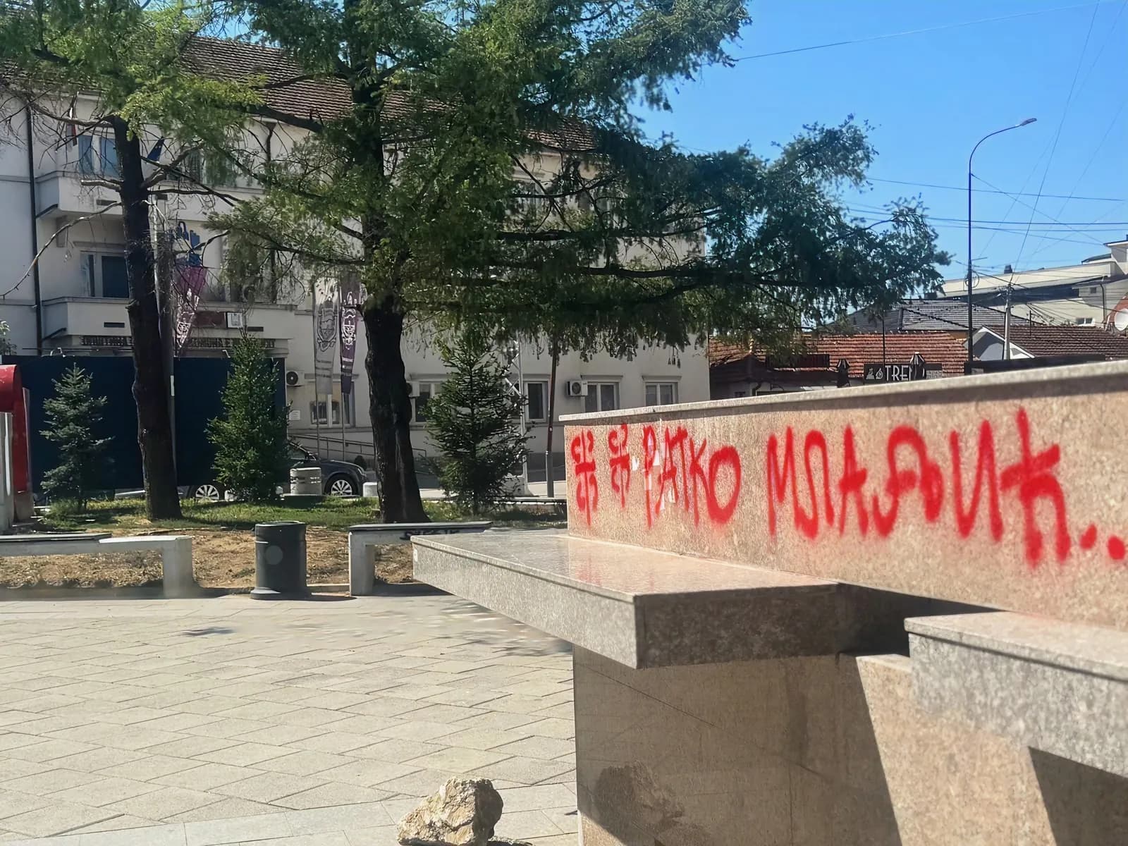 Në qendër të Bujanocit shfaqen grafite me emër të kriminelit të luftës Ratko Mladiq