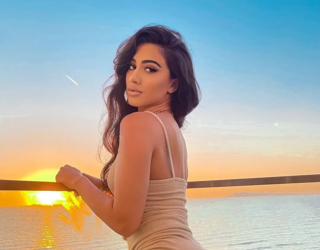 Nuk përmbahet Melinda Ademi, publikon pamje intime me të fejuarin e saj