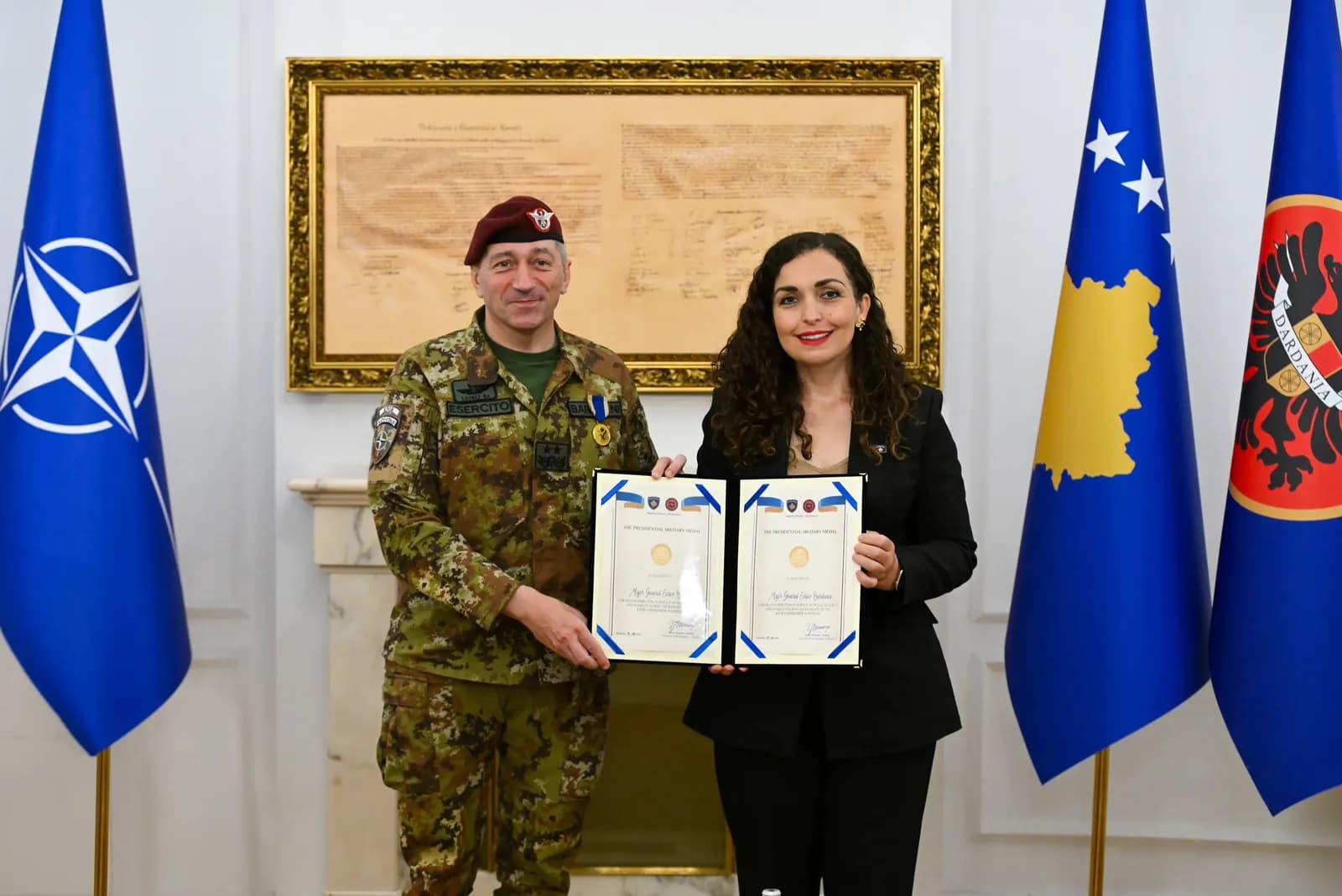 Osmani dekoron Barduanin me Medaljen Presidenciale Ushtarake