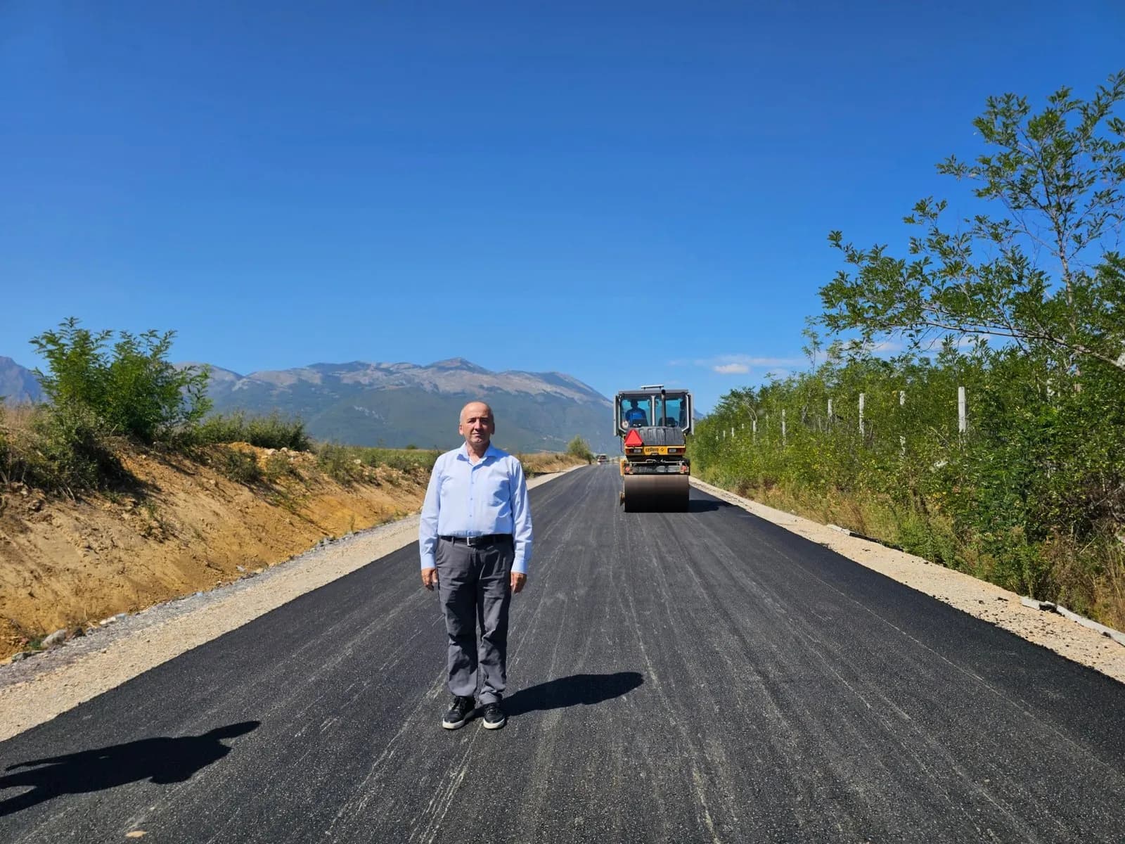 “Pak fjalë, shumë punë”, Muhaxheri njofton se ka filluar asfaltimi i rrugës tranzit Vitomericë–Treboviq