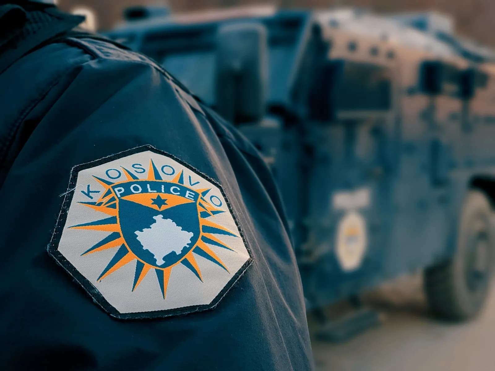 Përfshihet nga zjarri një automjet në Prishtinë, Policia: S’raportohet për të lënduar