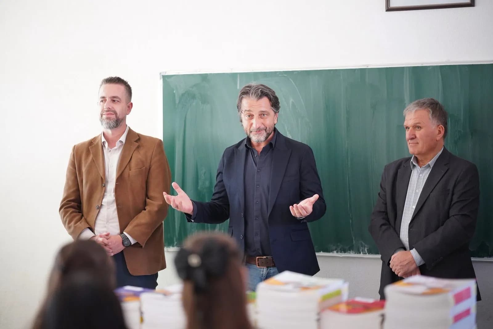 “Po bëhet një nga gjimnazet më të forta”: Përparim Rama merr pjesë në dorëzimin e librave falas të gjuhës gjermane në “Eqrem Çabej”