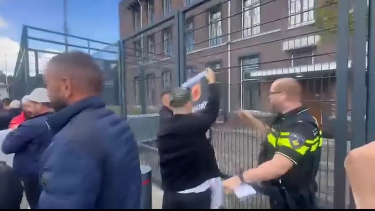 Policia holandeze largon protestuesit nga hyrja e objektit të Gjykatës – pamje nga momenti i ndërhyrjes
