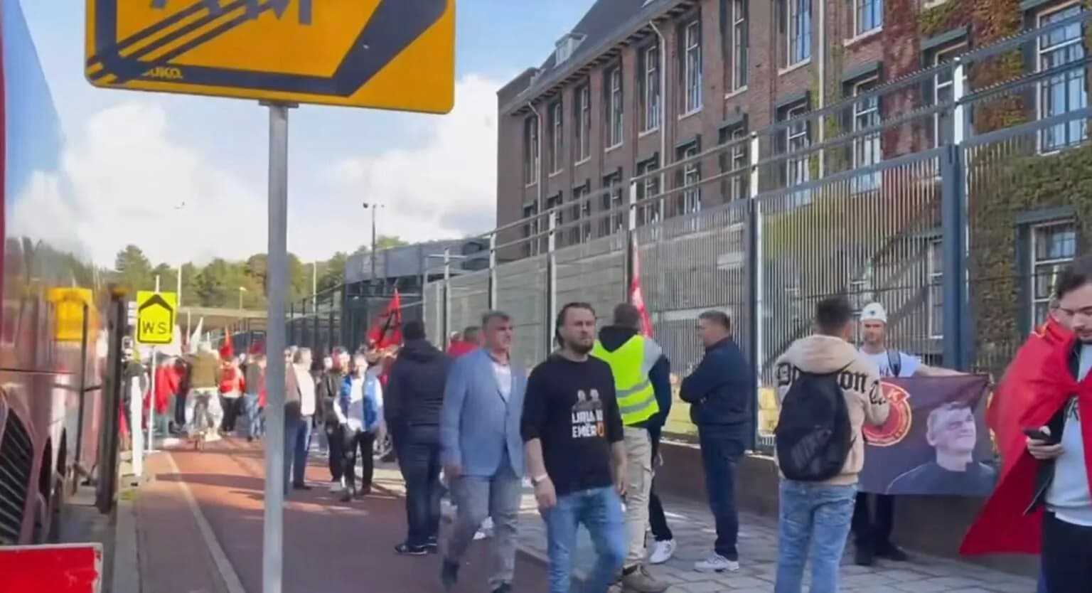 “President ti ku je, krejt Kosovën këtu e ke”, protestohet edhe para Gjykatës Speciale