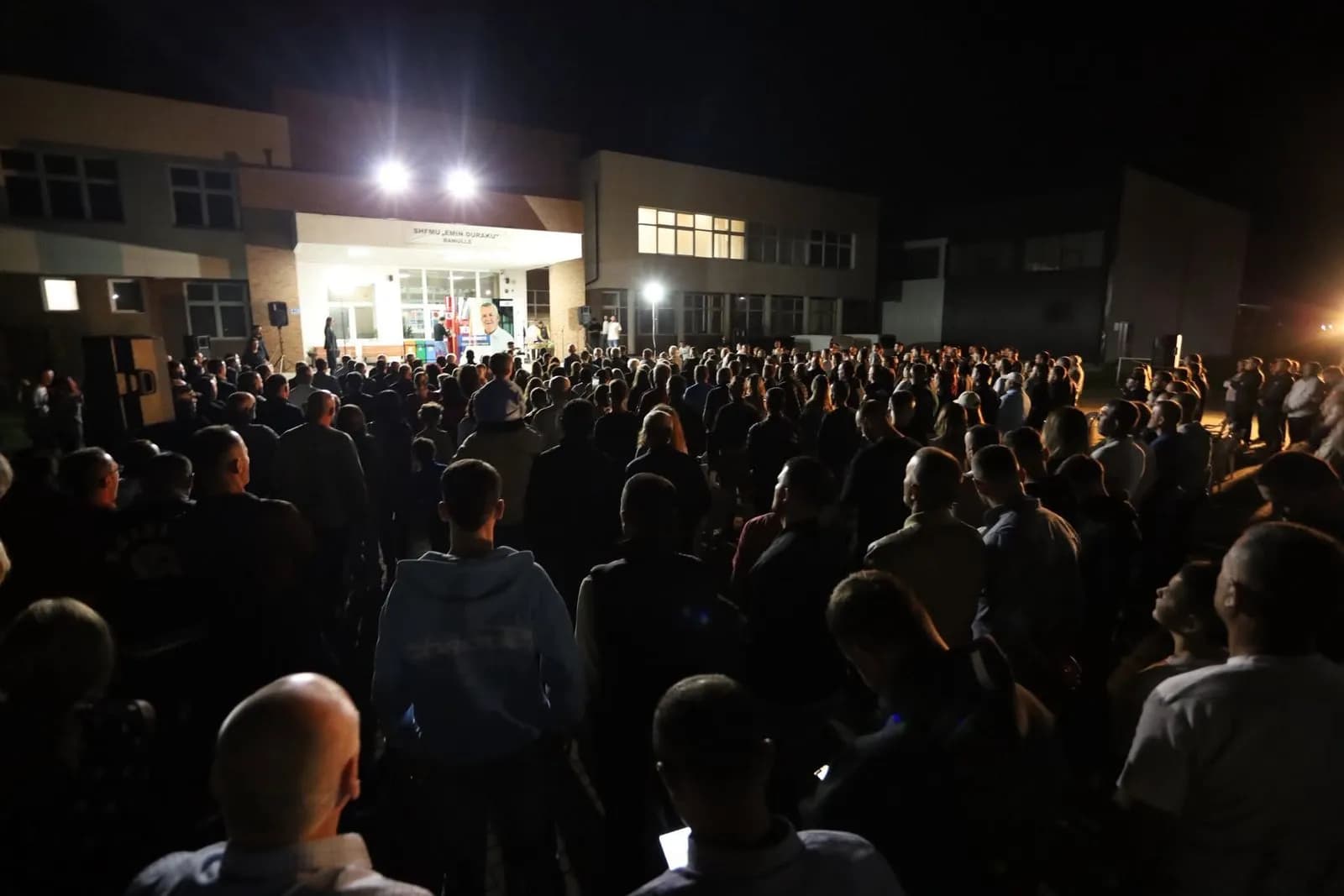 Qytetarët nuk i zë hapësira, pjesëmarrje masive në Banullë për Imri Ahmetin: Kjo energji e pathyeshme na motivon