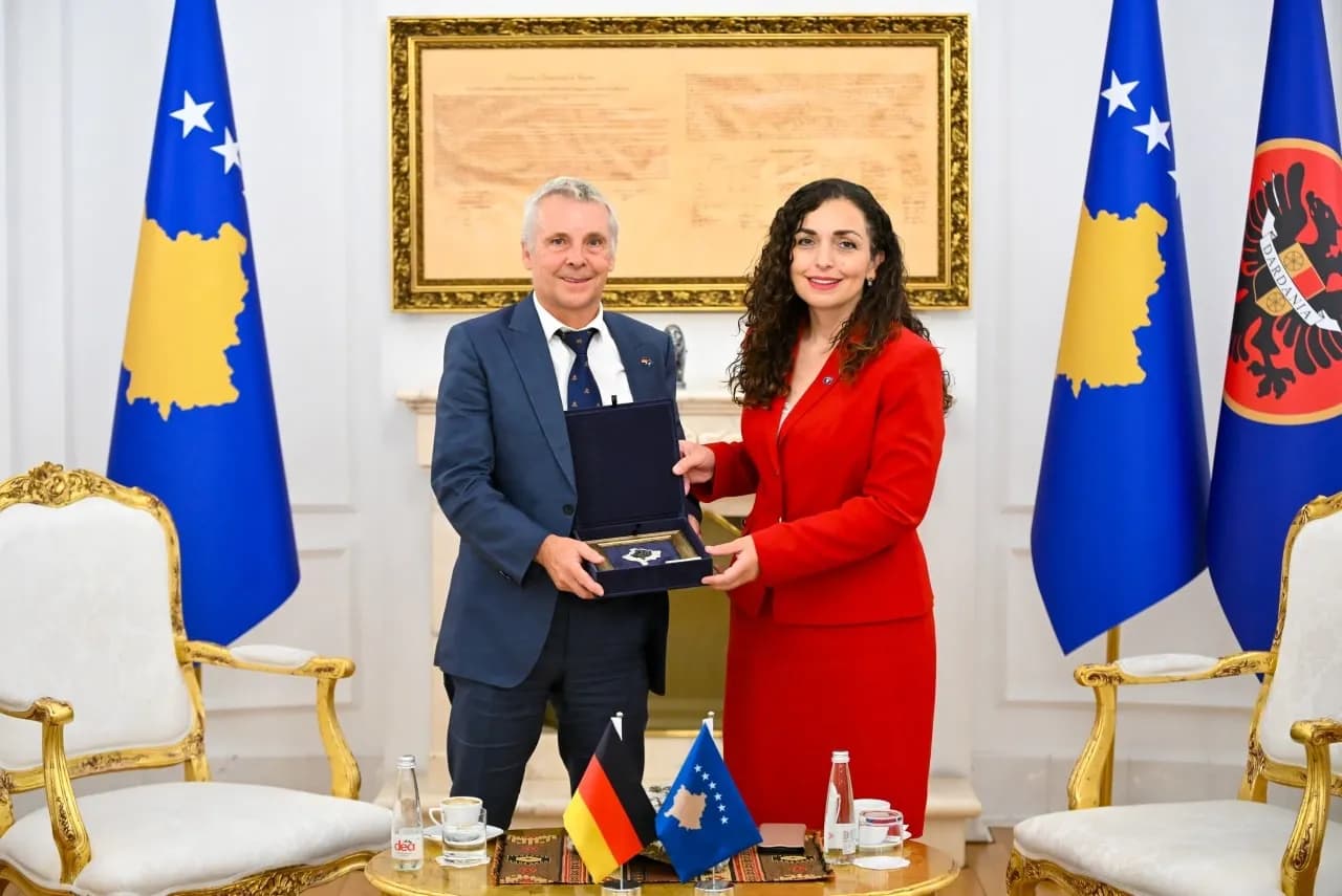 Rohde në takim lamtumirës me Osmanin – I dhuron reçel të bërë në shtëpi dhe e falënderon për bashkëpunimin