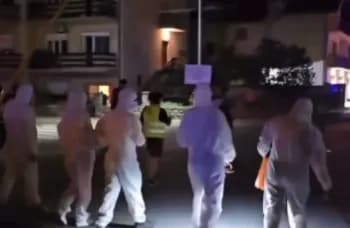 Serbët protestojnë në mënyrë kreative: Momenti kur dezinfektojnë rrugët pas vizitës së Vuçiqit