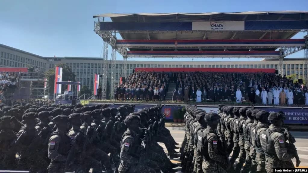 Serbia mban paradë ushtarake në një kohë protestash antiqeveritare