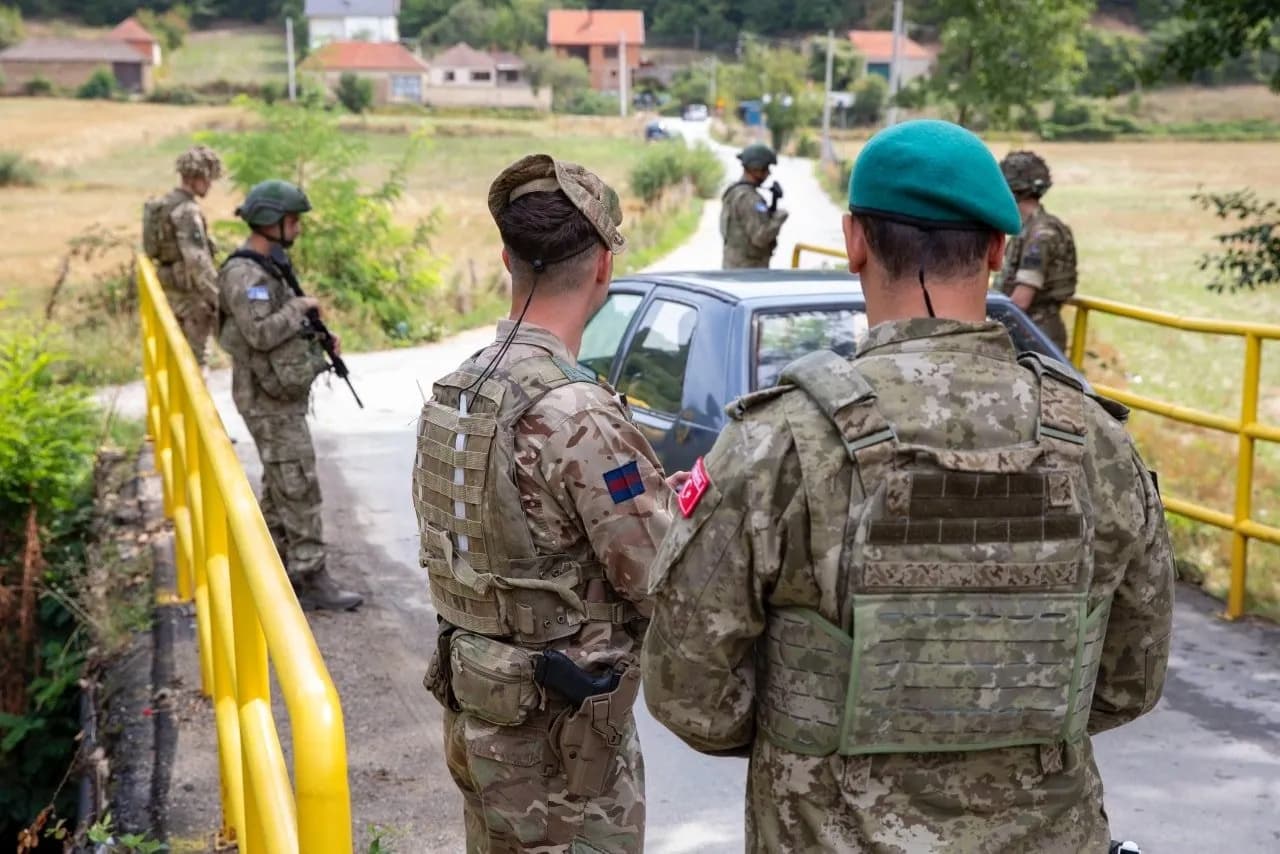 Ushtarët turq të KFOR-it patrullojnë në territorin e Kosovës
