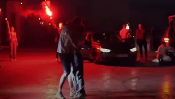 Ushtari i FSK-së surprizon të dashurën në Prishtinë, i propozon martesë – VIDEO